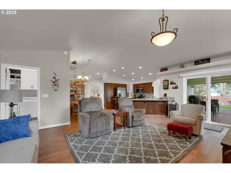 2458 Otto Street Springfield OR 97477