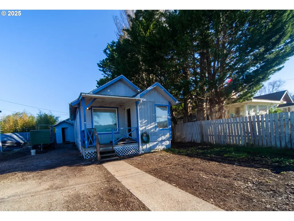 560 N 7th Street Reedsport OR 97467