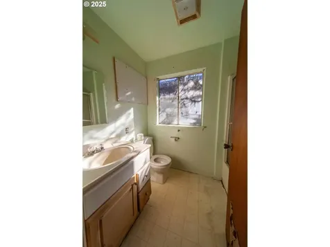 560 N 7th Street Reedsport OR 97467