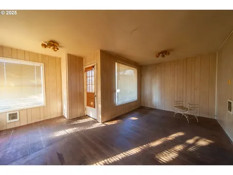 560 N 7th Street Reedsport OR 97467