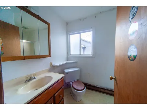 560 N 7th Street Reedsport OR 97467