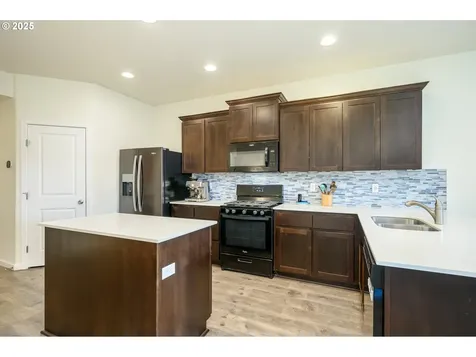 2103 NW Woodland Drive Mcminnville OR 97128