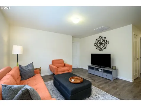 2103 NW Woodland Drive Mcminnville OR 97128