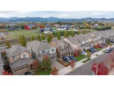 2103 NW Woodland Drive Mcminnville OR 97128