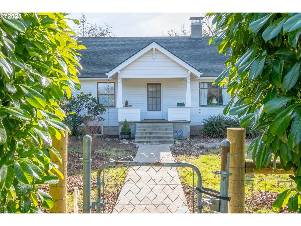 512 SE Kingwood Avenue Mill City OR 97360