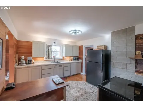 512 SE Kingwood Avenue Mill City OR 97360