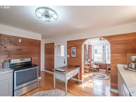 512 SE Kingwood Avenue Mill City OR 97360