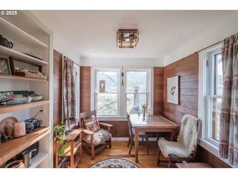 512 SE Kingwood Avenue Mill City OR 97360
