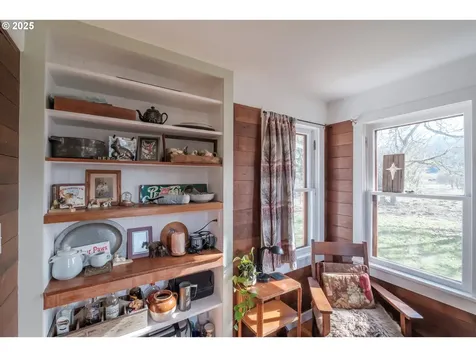 512 SE Kingwood Avenue Mill City OR 97360