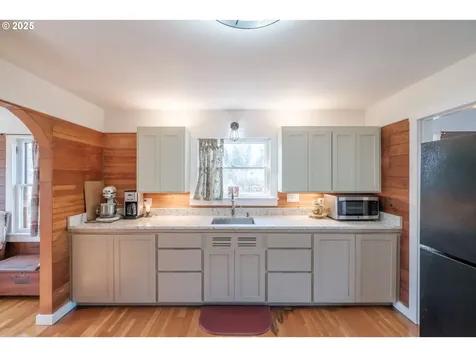 512 SE Kingwood Avenue Mill City OR 97360