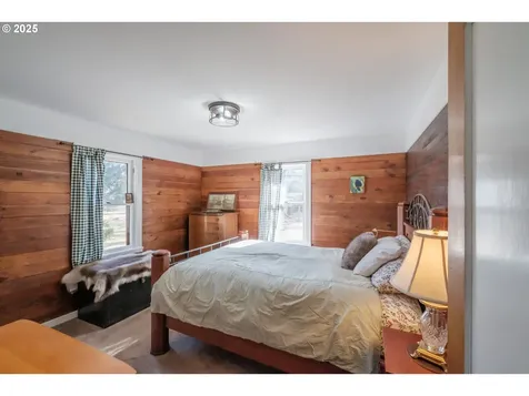 512 SE Kingwood Avenue Mill City OR 97360