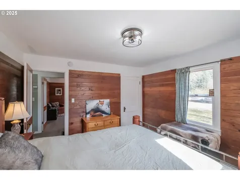 512 SE Kingwood Avenue Mill City OR 97360