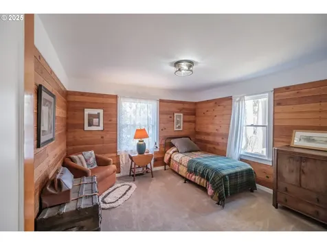 512 SE Kingwood Avenue Mill City OR 97360