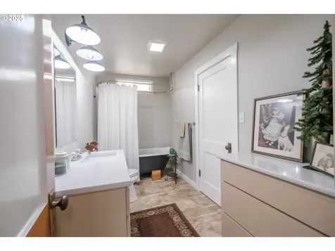 512 SE Kingwood Avenue Mill City OR 97360