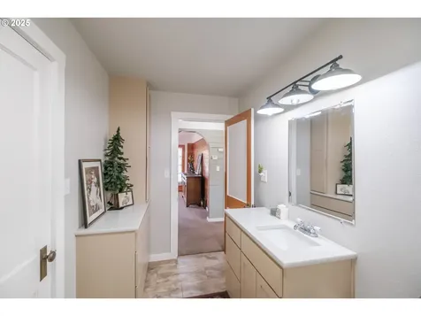 512 SE Kingwood Avenue Mill City OR 97360