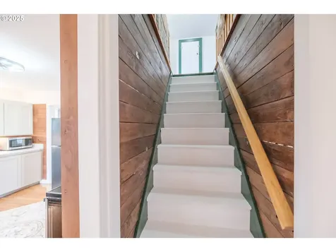 512 SE Kingwood Avenue Mill City OR 97360