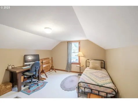 512 SE Kingwood Avenue Mill City OR 97360