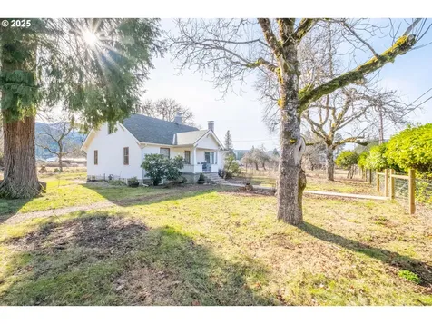 512 SE Kingwood Avenue Mill City OR 97360