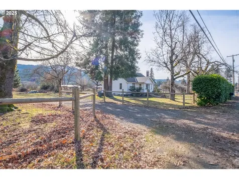 512 SE Kingwood Avenue Mill City OR 97360