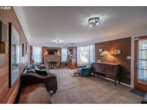 512 SE Kingwood Avenue Mill City OR 97360