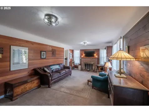 512 SE Kingwood Avenue Mill City OR 97360