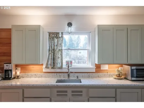 512 SE Kingwood Avenue Mill City OR 97360