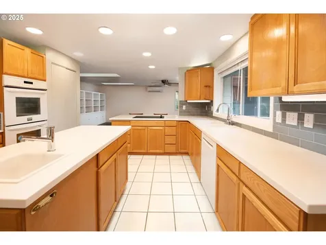 633 Rowan Avenue Springfield OR 97477