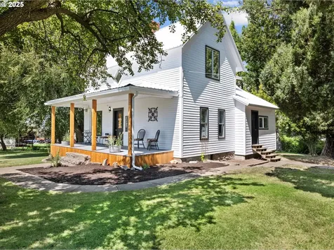 1104 Hill Street Cove OR 97824