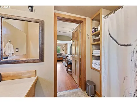 1104 Hill Street Cove OR 97824