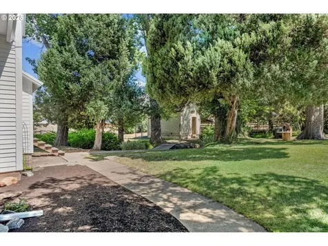 1104 Hill Street Cove OR 97824
