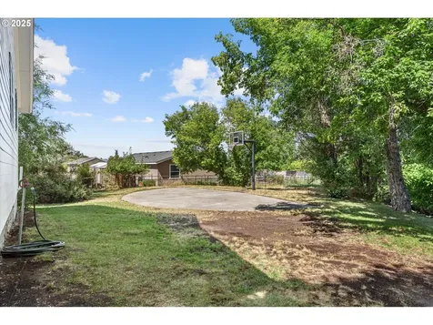 1104 Hill Street Cove OR 97824