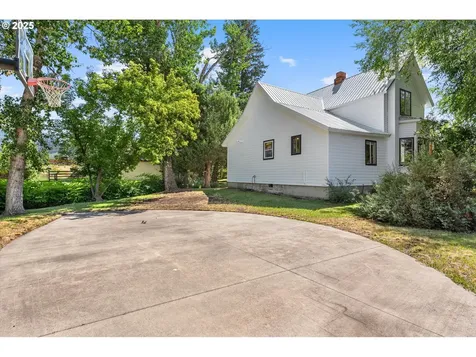 1104 Hill Street Cove OR 97824