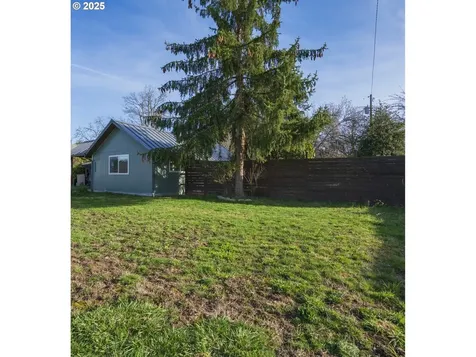 1057 F Street Springfield OR 97477