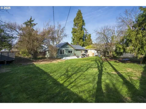 1057 F Street Springfield OR 97477