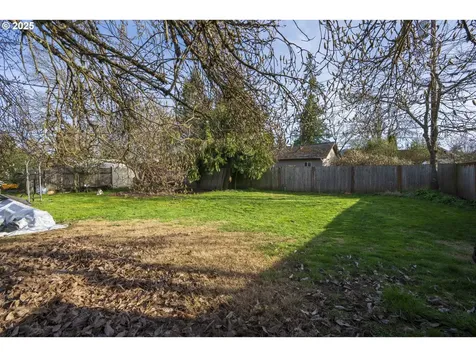 1057 F Street Springfield OR 97477