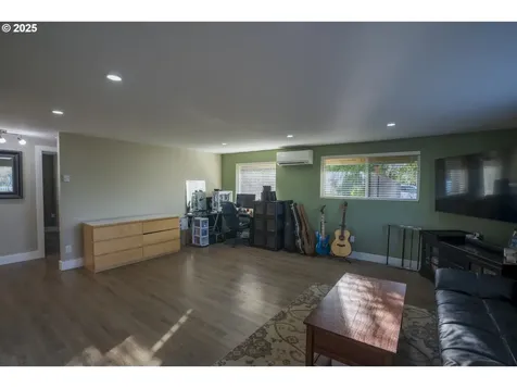 1057 F Street Springfield OR 97477