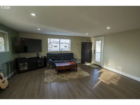 1057 F Street Springfield OR 97477