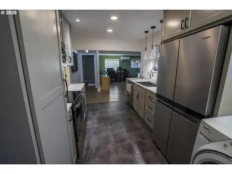 1057 F Street Springfield OR 97477