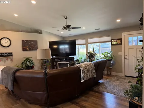 675 SE Brush Court Winston OR 97496