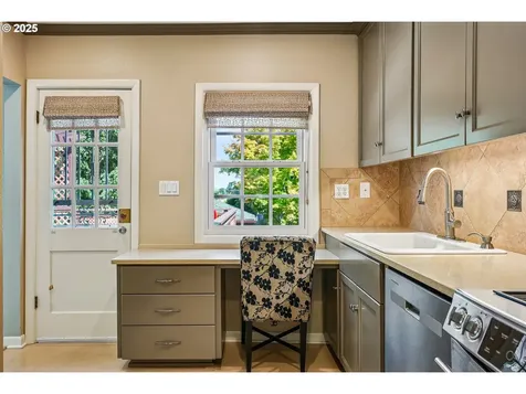 5757 NE Emerson Street Portland OR 97218