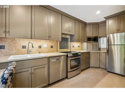5757 NE Emerson Street Portland OR 97218