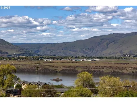 2425 E 14th Street The Dalles OR 97058