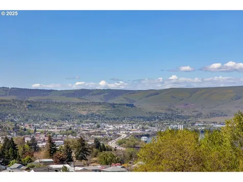 2425 E 14th Street The Dalles OR 97058