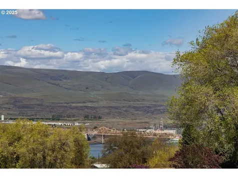 2425 E 14th Street The Dalles OR 97058