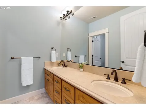 2949 Mapleleaf Court NW Salem OR 97304