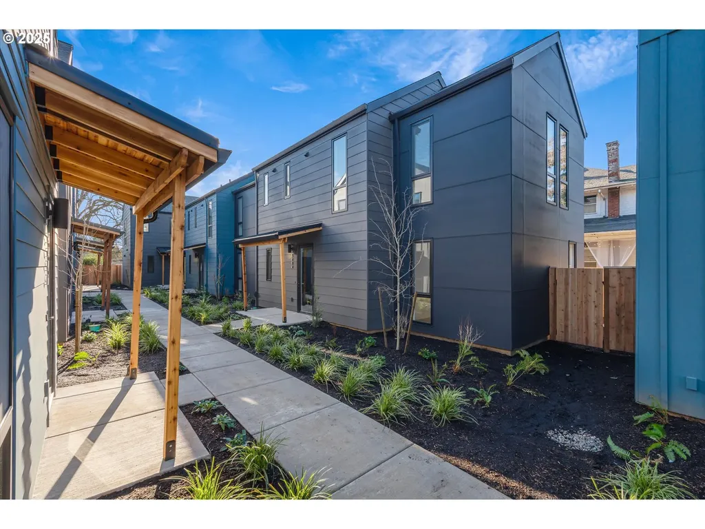 5486 SE Boise Street Portland OR 97206