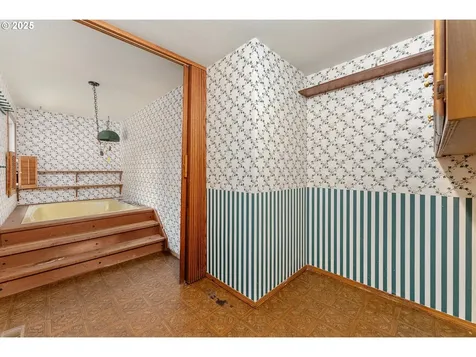 8635 NW Ash Street Portland OR 97229