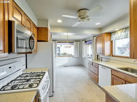 163 W Clackamas Circle Woodburn OR 97071