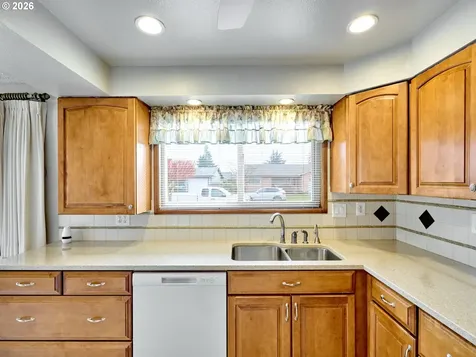 163 W Clackamas Circle Woodburn OR 97071