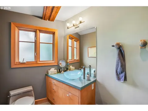 6639 SE Yamhill Court Portland OR 97215